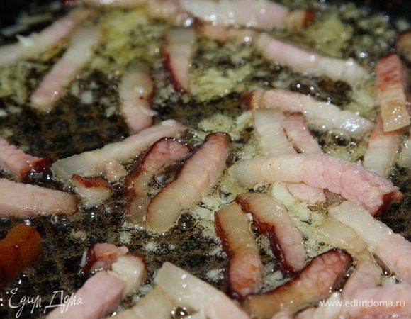 Пока готовится картофель и морковь, на растительном масле обжариваем мелко нарезанный лук, затем добавляем бекон. Когда бекон "поплыл", добавляем мелко порубленный чеснок, перемешиваем и выключаем огонь.