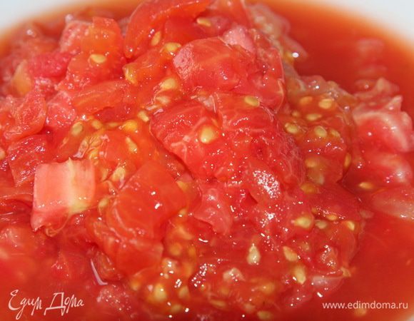 Помидоры бланшируем, очищаем от кожицы и нарезаем кубиком.