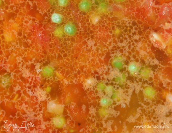 Пока мы занимались подготовкой, картофель и морковь приготовились. Отправляем в кастрюлю бекон с луком, помидоры и зеленый горошек. Готовим 5 минут с момента закипания.