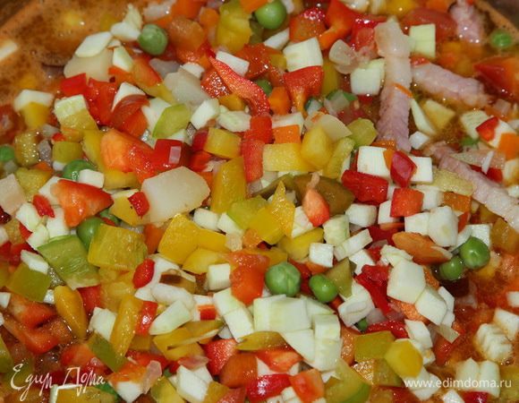 Добавляем смесь перцев и кабачка. Получится ну очень густо, не пугайтесь. Все это обмякнет и отдаст свой сок в бульон. Готовим минут 10, не больше.