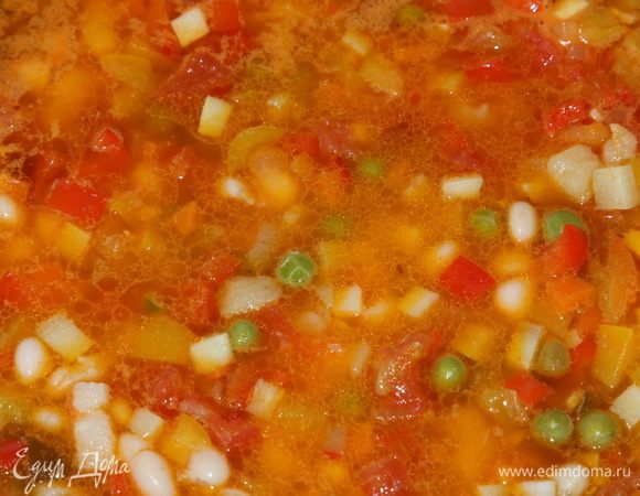 Даем побулькать минут 10 и все - готово! Вот такой радостный цвет получается  у супа. Это полноценная еда, подходящая как на первое, так и на второе блюдо. Если вы не любите по какой-то причине густой суп - уменьшите количество перца, горошка. Возьмите 1 картофелину и поменьше морковь, но состав рекомендую оставить этот. Вкусно! 