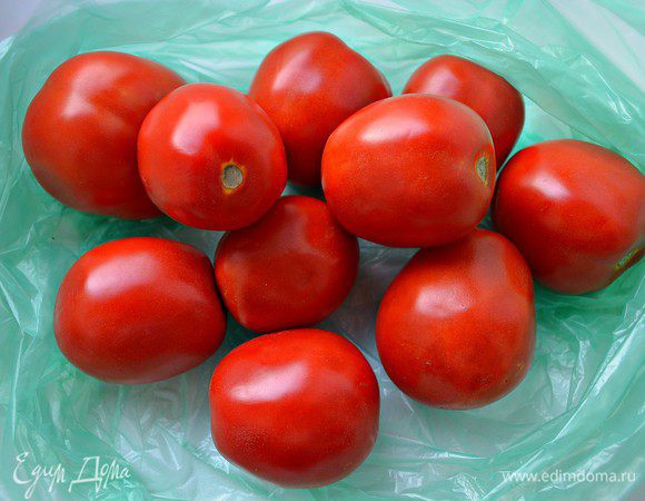 Подготовить помидоры, помыть, обсушить.