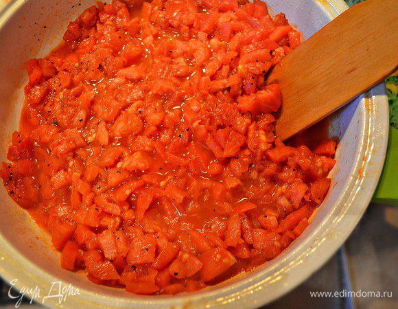 Пассировать помидоры на растительном масле до размягчения (около 5 мин). Добавить соль, сахар, приправить перцем.