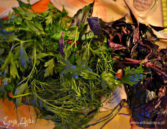 Зелень помыть, обсушить и мелко порубить.