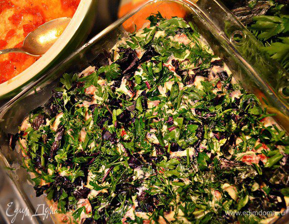 ... ложкой равномерно распределяем майонез, мелко рубленную зелень.  