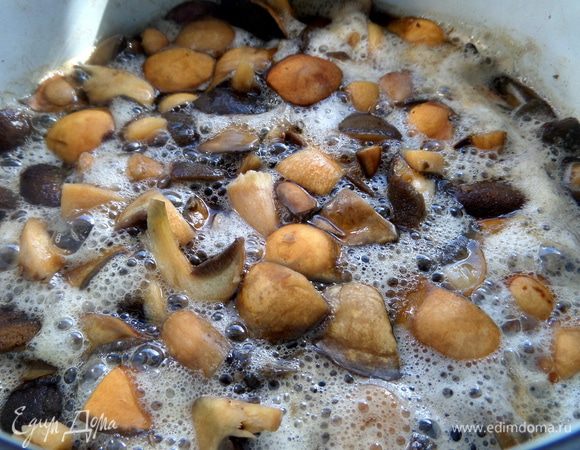 Делим грибы на крупные кусочки, отвариваем минут 5, снимаем пену. 