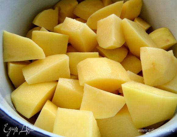 Картофель очищенный крупно поделить и немного отварить. Отвар нам частично пригодится!