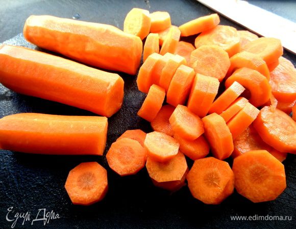 Морковь очистить и нарезать толстыми кружочками.