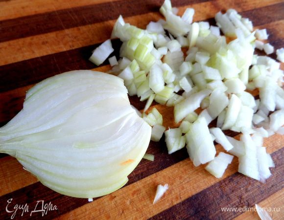 Крупную луковицу нарезать как обычно.