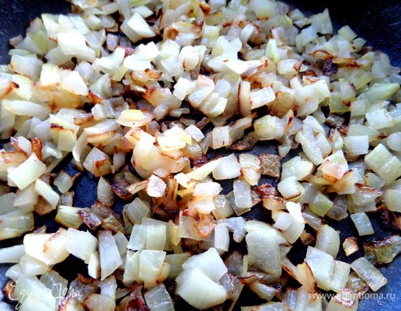 Обжарить лук (по желанию).