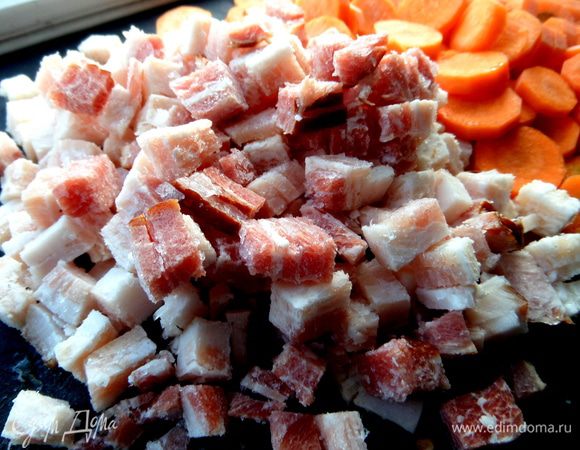 Нарезаем мяско на кубики. 