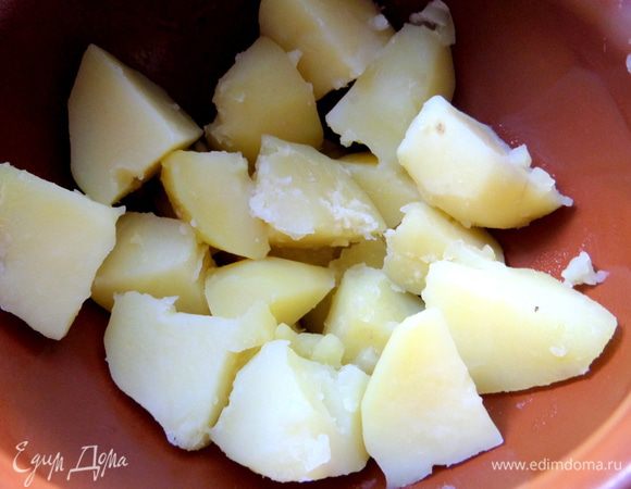 Собираем горшочки: на дно насыпаем картошечку.