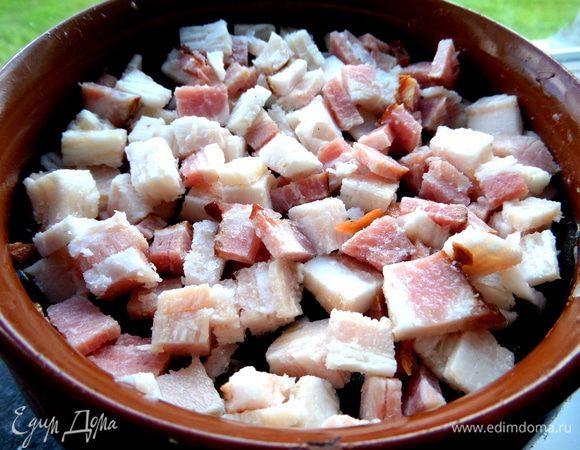 Засыпаем мясными кубиками.