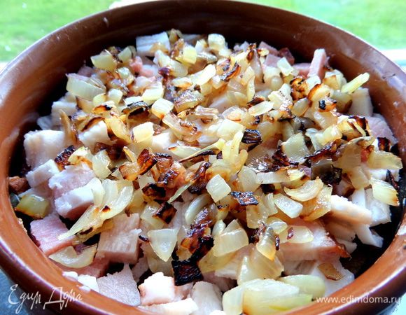 Жареный лучок сверху.