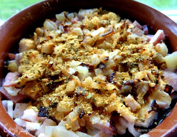 Примерно по чайной ложке ароматных приправ сверху и соль.