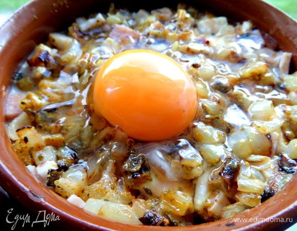 Впервые решила закрыть все слои "крышкой" из яйца. Вбиваем его по центру и распределяем белок равномерно.