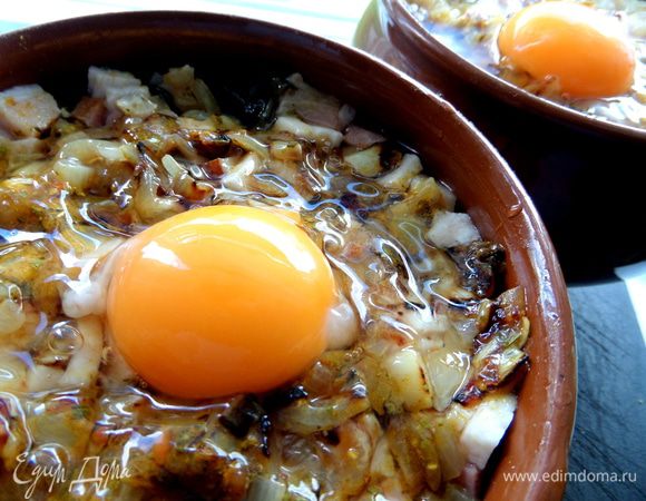 Накрываем ненадолго (пока не прогреются горшочки) крышками или фольгой и отправляем в духовку минут на 40.