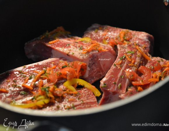 Разогреть духовку на 180 гр или готовим на плите в кастрюле с толстым дном. Посолить и поперчить крупные кусочки говядины по вкусу. 