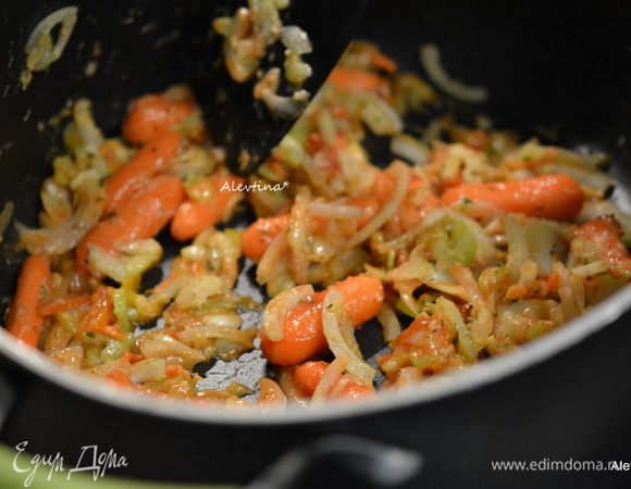 Разогреем масло в кастрюле. Выложить кусочки мяса и обжарить со всех сторон 8-10 мин. в два приема. Обжаренную говядину переложить в блюдо. Оставить жир после говядины для обжарки овощей. Выложить в кастрюлю лук, морковь, сельдерей порезанные и обжариваем 5 минут. Добавим в овощи муку, томатную пасту, помешиваем и готовим примерно 2-3 минуты. Добавим вино, обратно говядину. Готовим на медленном огне примерно 20 мин.
