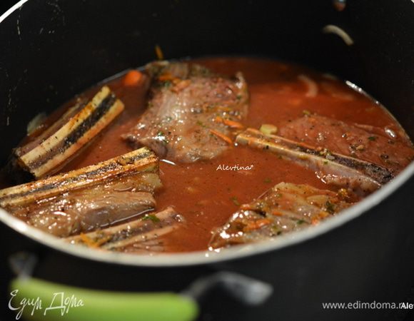 Затем выложим все перечисленные свежие или сушенные специи,чеснок. Перемешаем. Выльем бульон. Закроем крышкой и готовим в разогретой духовке или на плите примерно 2 часа.