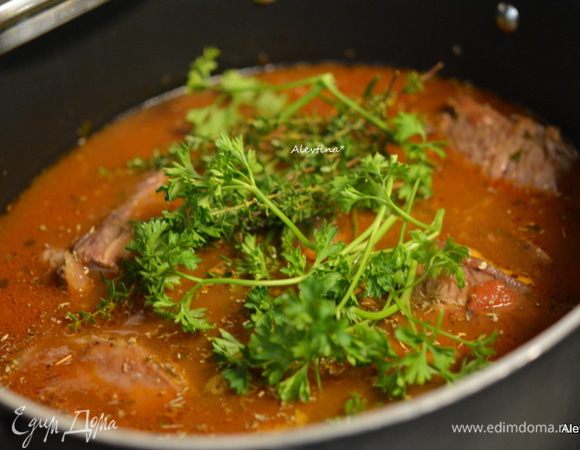 Если у вас использованы свежие веточки специй, достанем их из кастрюли. Подаем говядину в красном виде с вашим любимым гарниром. Украсим по желанию зеленью.
