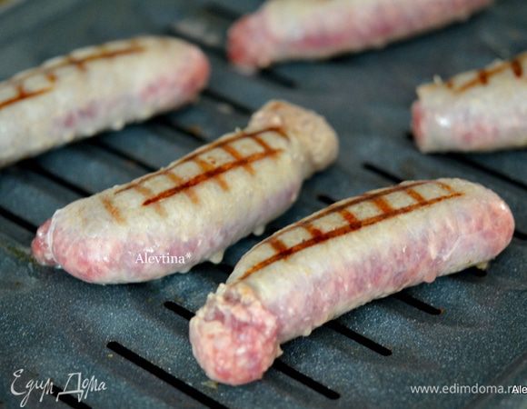 Сначала приготовим как указано на упаковке колбаски - на гриле домашнем или в режиме духовки бройл. Можно просто обжарить на гриль-сковороде.