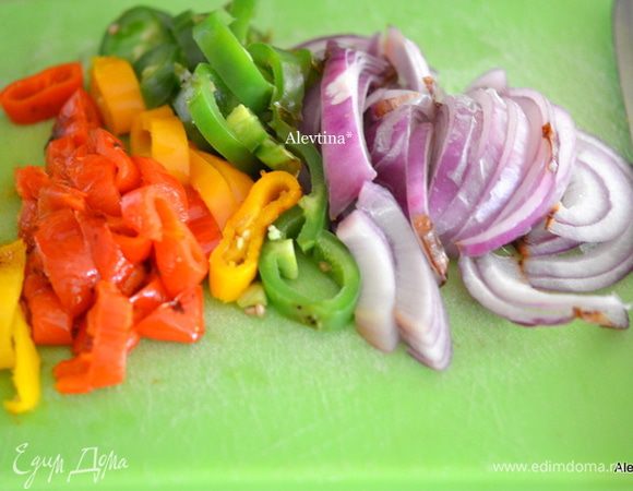 Затем очищаем и разрезаем овощи.