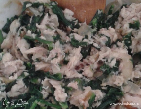 Готовим начинку. Для этого берем любую готовую (жареную, печеную) рыбу (у меня форель речная), убираем все косточки, измельчаем ножом.  Шпинат припускаем на разогретом сливочном масле 2-3 минуты,  затем солим, перчим, добавляем мускатный орех. Соединяем с рыбой. 