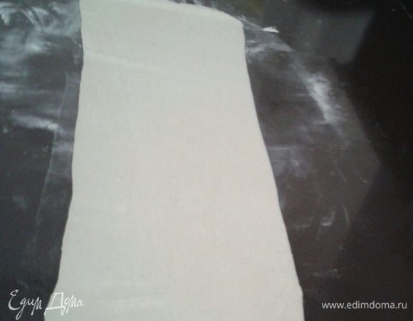 Тесто раскатываем в длину.