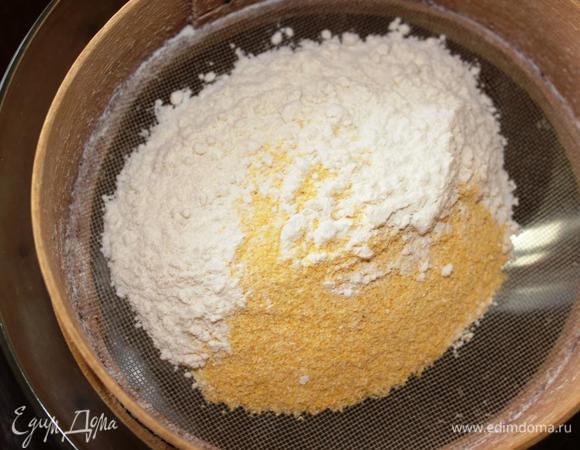 Разогреваем духовку до 160 градусов. Просеиваем оба вида муки.