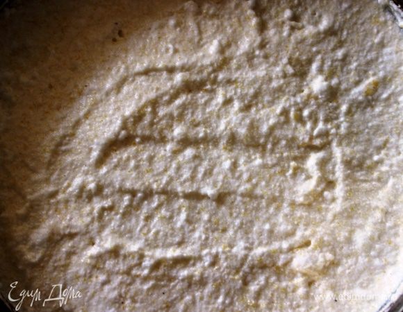 Выкладываем в форму, застеленную пергаментом, разравниваем поверхность и ставим в духовку на 50 минут.