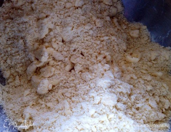 Муку и холодное сливочное масло растереть в крошку. Посолить.