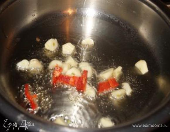 Чеснок и перец порезать. Обжарить на оливковом масле.