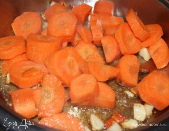 Добавить кориандр, соль (я не солила) и крупно порезанную морковь. Обжарить 5 минут.