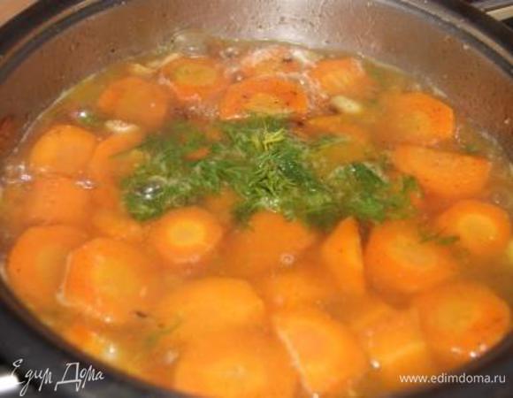 Добавить укроп и воду, так чтобы она только покрывала морковь, варить до готовности моркови.