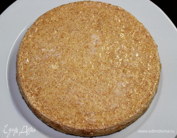 Но зато бисквит не осел и за счет  этих манипуляций стал более влажным, а сахарная пудра добавила ему блестящую корочку.