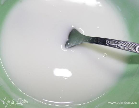 Готовим глазурь. Смешиваем сахарную пудру с лимонным соком. Густоту регулируйте добавлением сока. По рецепту 1-2 ст. л. Я брала около 1,5. 