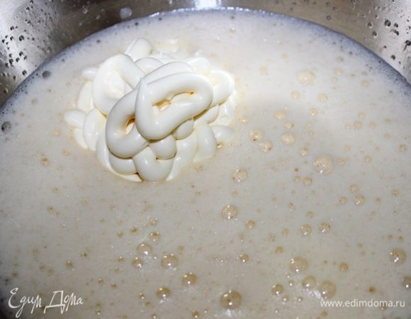 Тесто очень простое: необходимо взбить миксером яйца с сахаром. Добавить майонез и снова взбить.