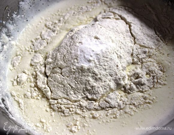 Влить молоко, перемешать. Добавить просеянную муку и соду. Муку отмерять столовыми ложками с горкой. Тесто слегка взбить миксером, чтобы не было комочков. Оно получается как на оладьи. 