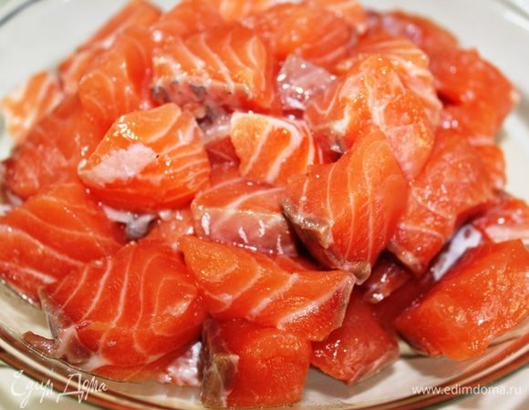 Семгу освободить от кожицы и костей, нарезать на кубики...обсушить бумажным полотенцем, чтобы не было лишней влаги.
