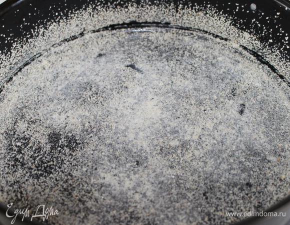 Смазать форму с разъемными бортами маслом и присыпать панировочными сухарями.