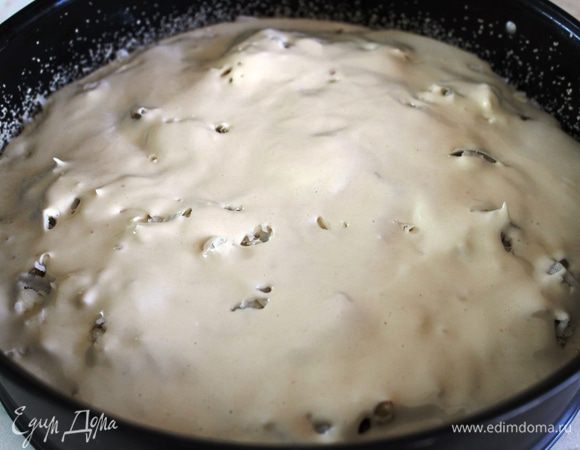 Залить оставшимся тестом. Поставить в предварительно разогретый до 160-170 градусов духовой. Запекать 40 минут в режиме конвекции. 