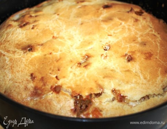 Минут через 20 можно прикрыть верх пирога бумагой (неплотно), чтобы цвет пирога был ровным и золотистым со всех сторон.