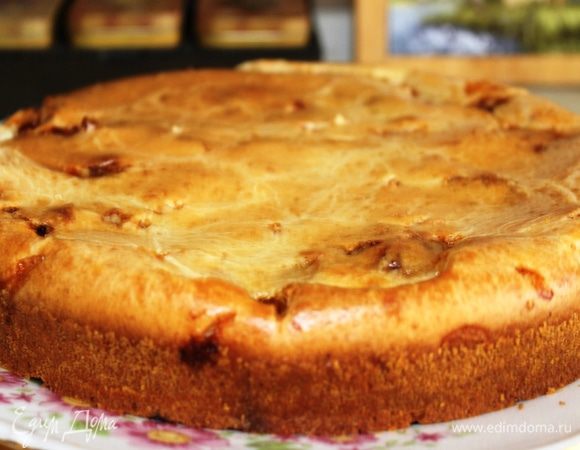 Готовый пирог выложить на сервировочное блюдо и можно сразу горячим подавать к столу. Но даже в холодном виде этот пирог очень вкусный.