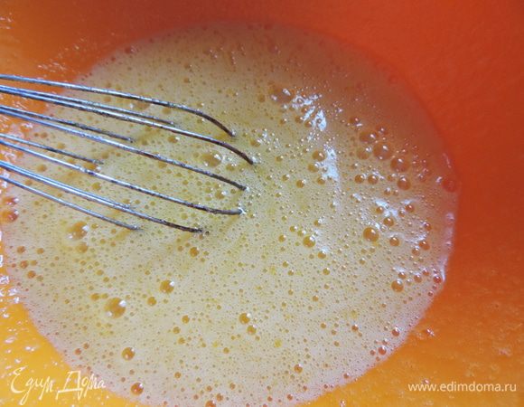 Яйца слегка взбиваем венчиком с сахаром и ванилином.