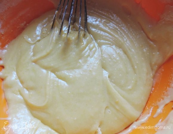 Добавляем муку с разрыхлителем (пакетик, рассчитанный на 0,5кг муки) и перемешиваем до однородности. Получаем вот такое глянцевое тесто.