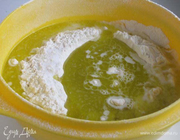 Просеять муку с солью и дрожжами в миску. Влить масло и воду.