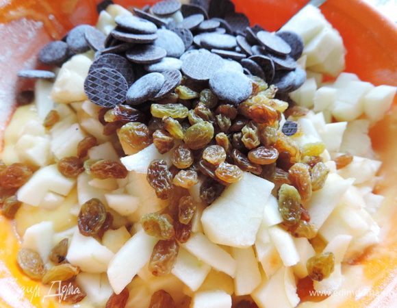 Теперь сверху высыпаем очищенные и порезанные кубиком яблоки, промытый и просушенный изюм и шоколадные капли (у меня шоколадные "диски" или "чипсы"). Можете вообще взять и поломать на мелкие кусочки шоколадку - это непринципиально.
Да, и не забудьте про корицу)))