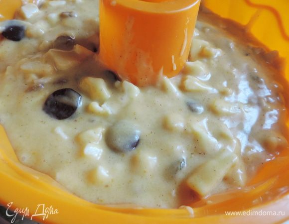 Форму для кекса заполняем подготовленным тестом. Если у вас форма силиконовая, ее не нужно ничем смазывать. Обычную форму выстилаем бумагой для выпечки или смазываем маргарином и припудриваем мукой. Тесто хорошо поднимается при выпечке, поэтому оно должно заполнить форму не больше, чем на 2/3.