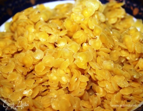 Необходимо предварительно отварить до полуготовности чечевицу. Для контрастного цвета лучше всего взять желтую или красную чечевицу. Отварить ее в подсоленной воде минут 10, затем откинуть на дуршлаг, промыть холодной водой и дать подсохнуть